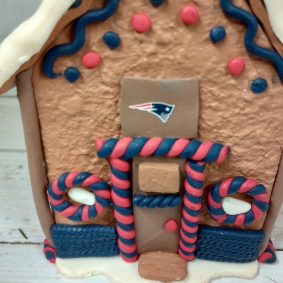 New England Patriots NFL Forever Collectibles Forever Christmas Gingerbread Hous - Picture 7 of 10